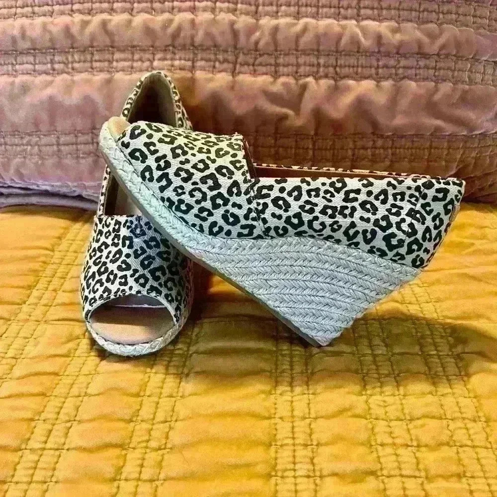 NWOT TOMS Michelle Wedge Women's Sandal size 6W